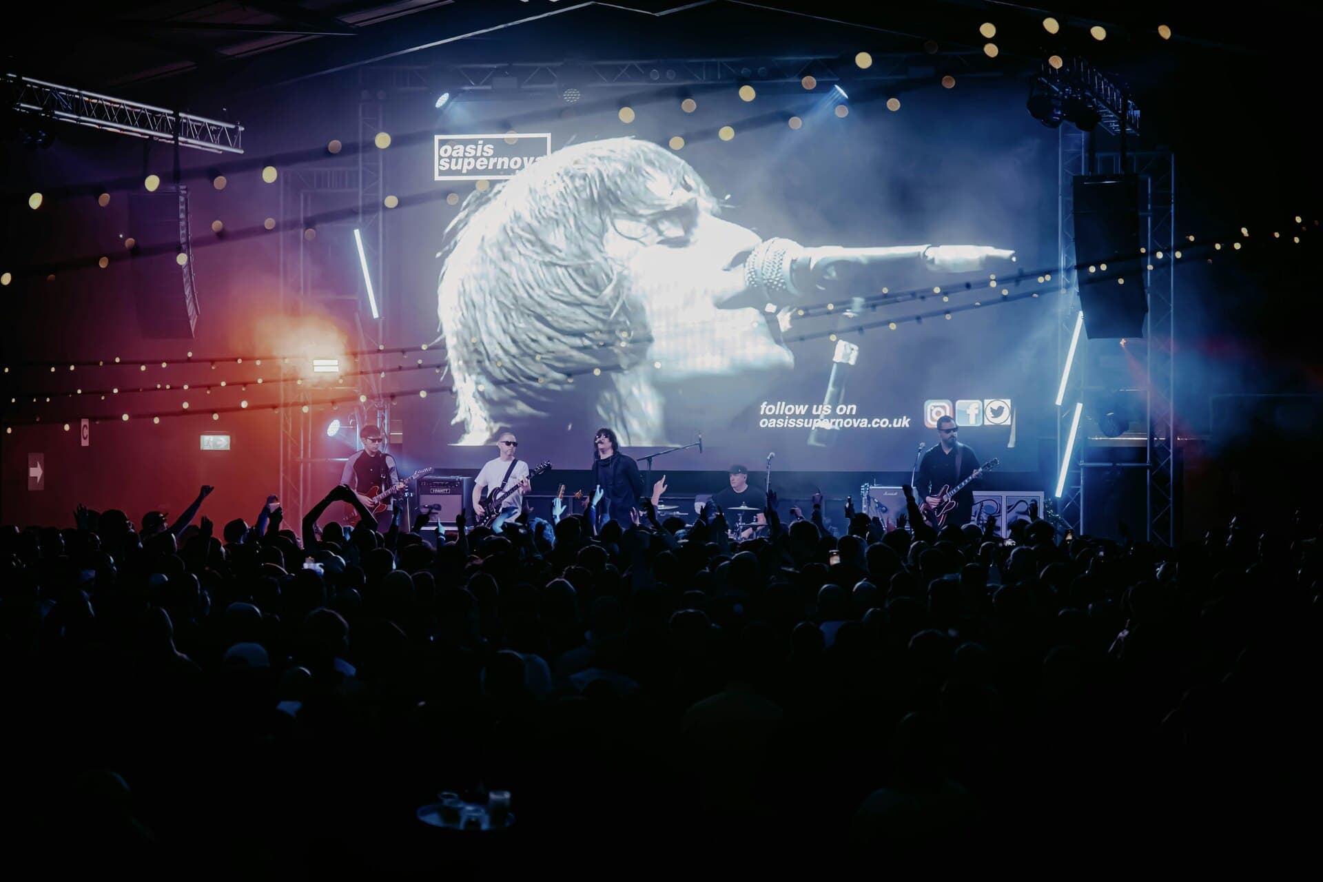 Oasis Supernova: The Knebworth Experience